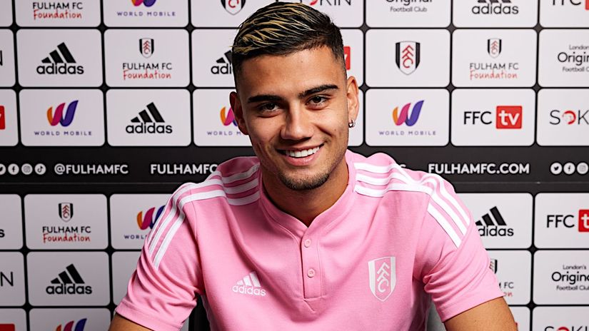 Andreas Pereira signs (©Fulham FC)