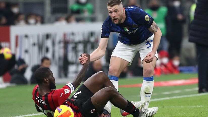 Skriniar and Kessie during the Derby della Madonina (© Marco Luzzani/Getty Images)