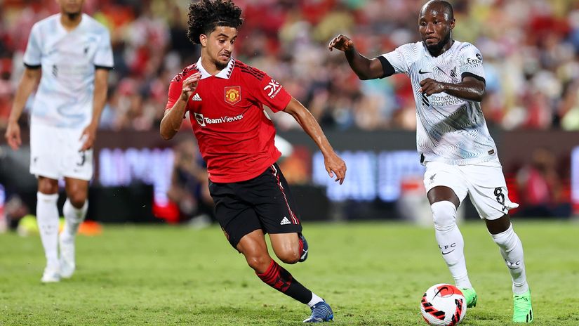 Zidane Iqbal against Nabby Keita of Liverpool (©Pakawich Damrongkiattisak/Getty Images)