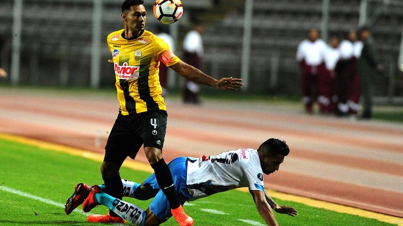 Diego Avila falls to the ground (©AFP)