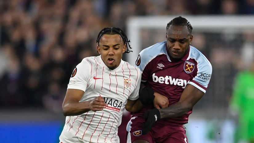 Jules Kounde 'battling' Michail Antonio (©Gallo Images)
