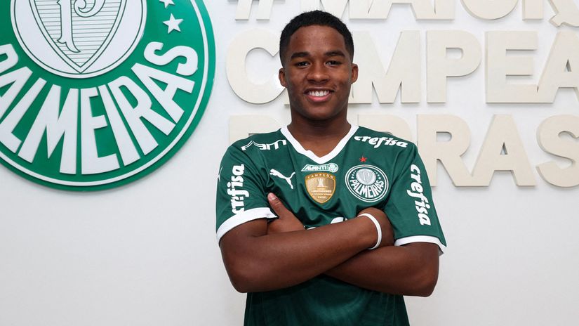 Endrick after signing his first professional contract (©AFP)
