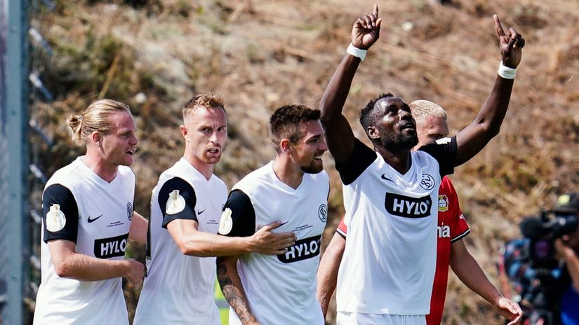 Kevin Koffi celebrates with his teammates after making it 2-1 (©AFP)