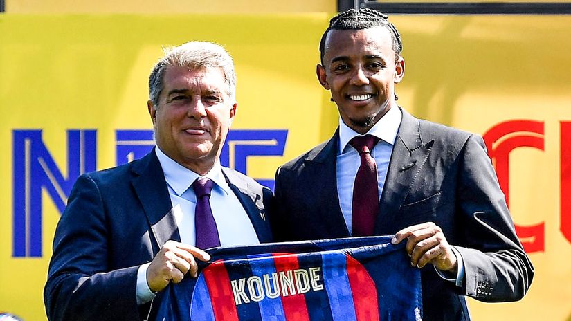 Jules Kounde with club president Joan Laporta (©FC Barcelona)
