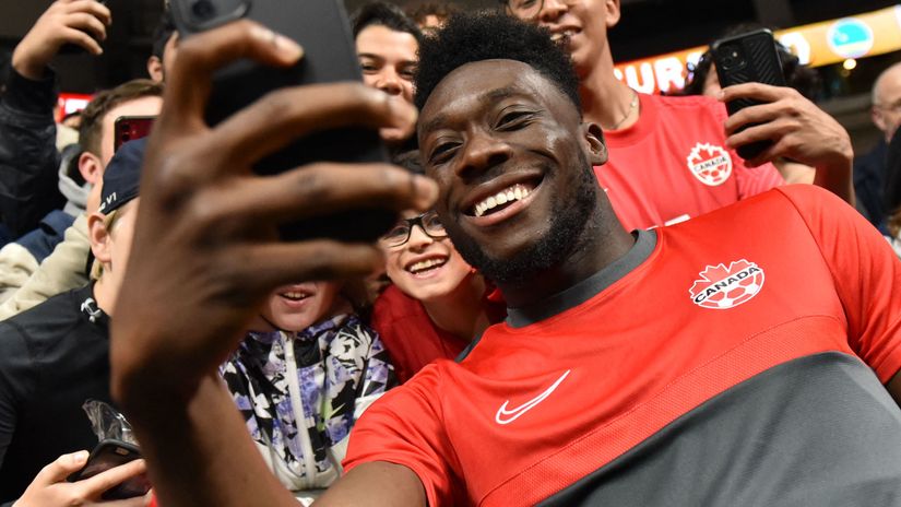 Alphonso Davies loves representing Canada (©AFP)