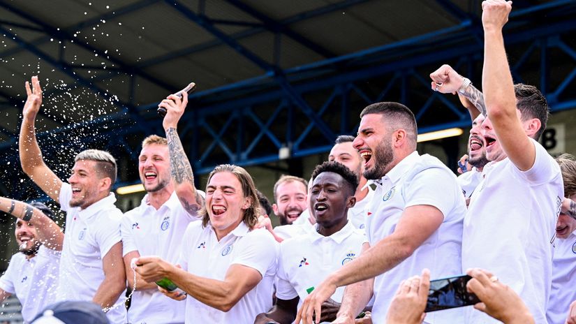 Union's players celebrate after securing their UCL qualification spot (©AFP)