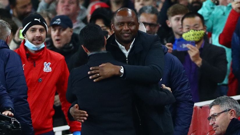 Patrick Vieira hugs Mikel Arteta (©REUTERS/Hannah Mckay )