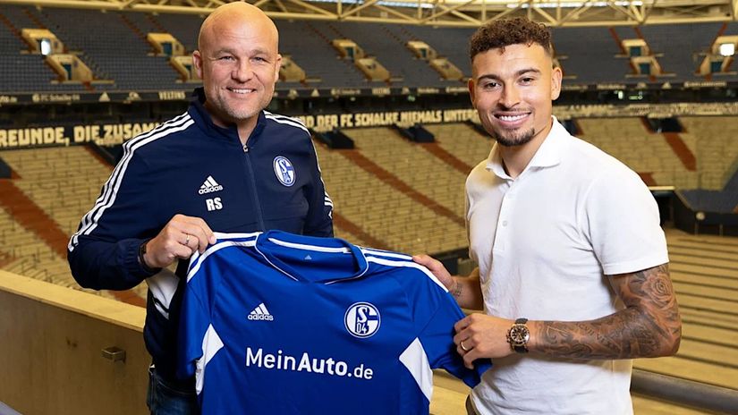 Schalke's sporting director Rouven Schroder welcomes Jordan Larsson to Arena AufSchalke (©S04)