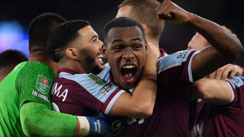 Issa Diop celebrates for West Ham with his teammates (©Mike Hewitt/Getty Images)