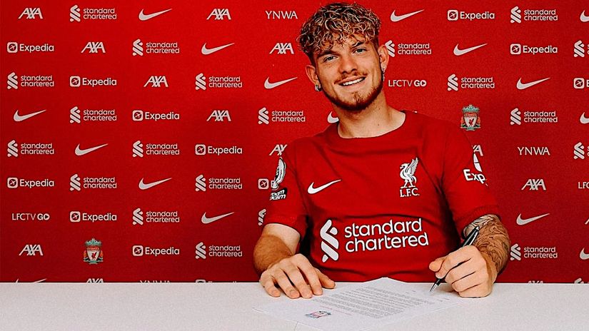 Harvey Elliott signs on (©LFC)