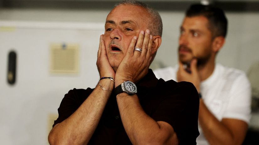 Jose Mourinho reacts (©REUTERS/Ammar Awad)