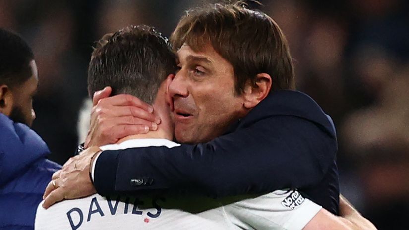 Confidence: Ben Davies and Antonio Conte (©AFP)