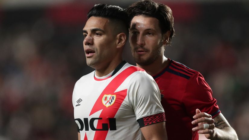 Radamel Falcao with a defender closely monitoring him (©Gonzalo Arroyo Moreno/Getty Images)