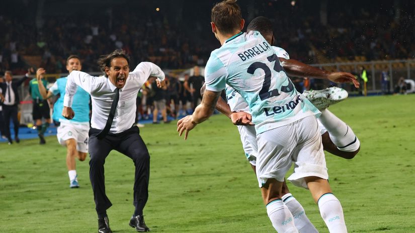 Simone Inzaghi celebrates with his players after Dumfries' last gasp winner against Lecce (©Maurizio Lagana/Getty Images)