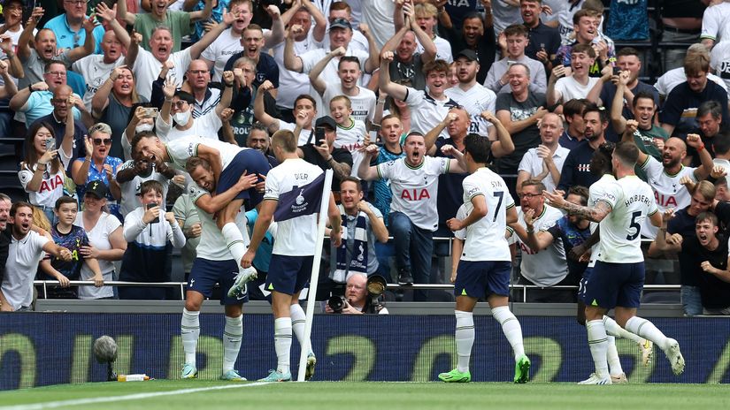 Spurs celebrate Kane's goal (© Catherine Ivill/Getty Images)