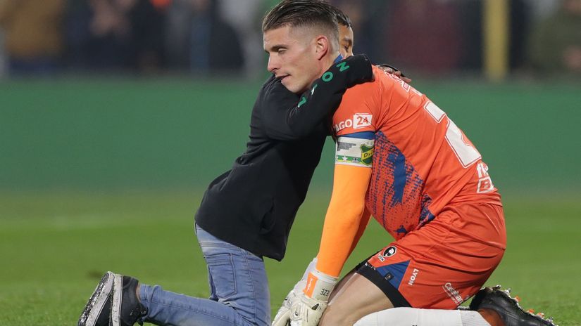 Ezequiel Unsain of Defensa y Justicia is comforted by a fan (©Daniel Jayo/Getty Images)