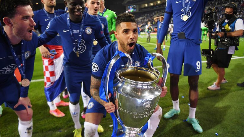 Emerson Palmieri holds the UCL trophy in 2021 (©David Ramos/Getty Images)