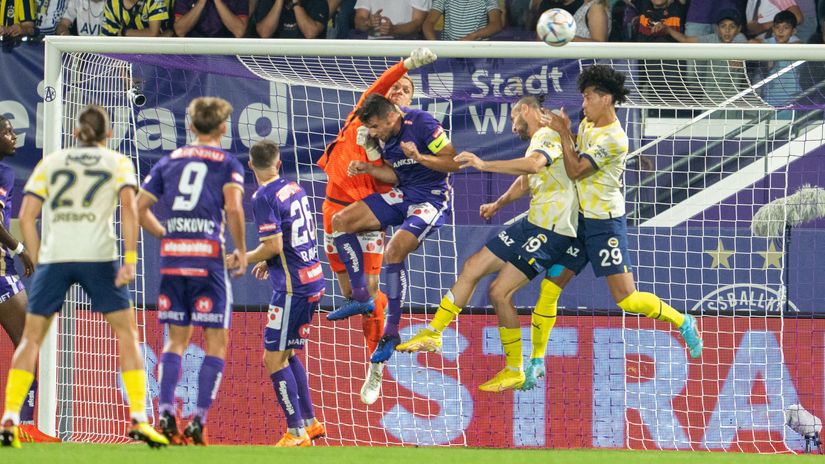 The first leg of the war of the empires (©AFP)