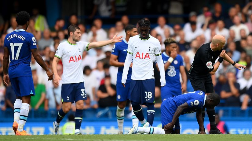 Ngolo Kante on his knees after he got injured against the Spurs (©Shaun Botterill/Getty Images)