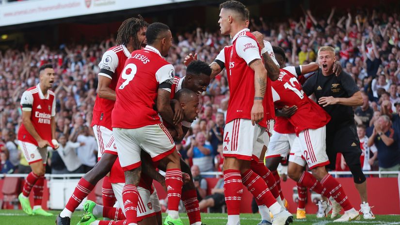 Gunners celebrate Gabriel's goal (©Eddie Keogh/Getty Images))