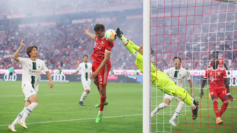 Sommer stops Thomas Muller's header (©Alexander Hassenstein/Getty Images)