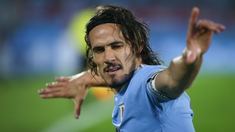 Edinson Cavani and his trademark celebration (© Ernesto Ryan/Getty Images)