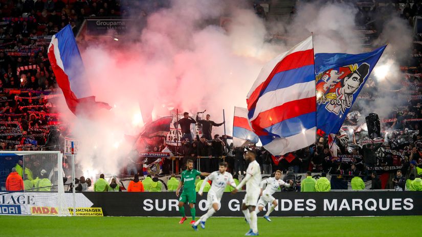 Lyon fans must wish the grass were blue! (©AFP)