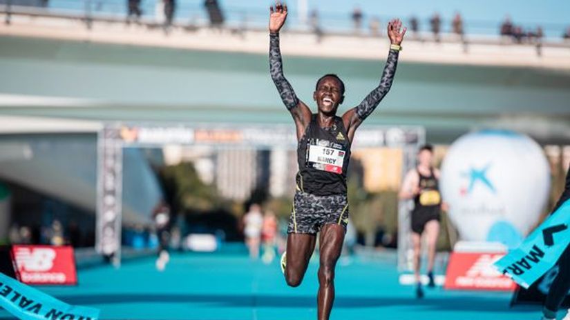 Nancy Jelagat wins the Valencia Marathon (© Sergio Mateo María)