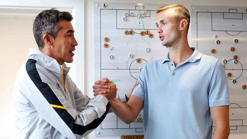 Wolves buy the tallest striker in an attempt to reach a long-overdue victory