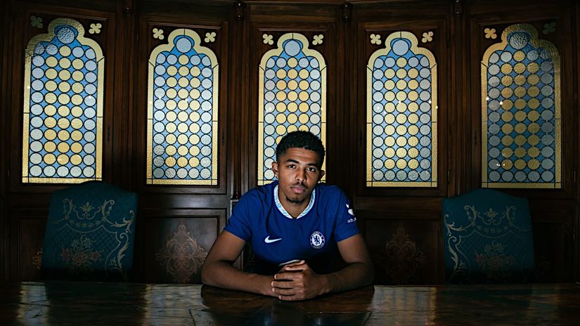 Wesley Fofana arrives in London (©Chelsea FC)