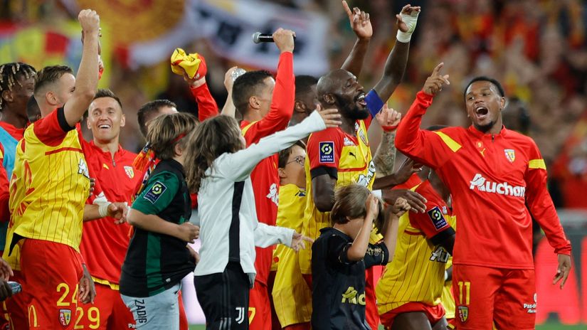 Seko Fofana celebrates with Lens teammates and young fans (© REUTERS/Pascal Rossignol)
