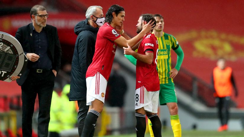 Cavani greets Mata during the Manchester United tie against Norwich back in 2020 (©Catherine Ivill/Getty Images)