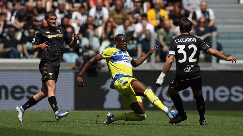 Zakaria tackles during a Juve game (©Jonathan Moscrop/Getty Images)