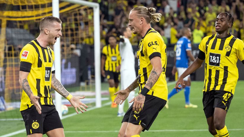 Marco Reus, Marius Wolf and Jamie Bynoe-Gittens celebrate the winning goal (©AFP)