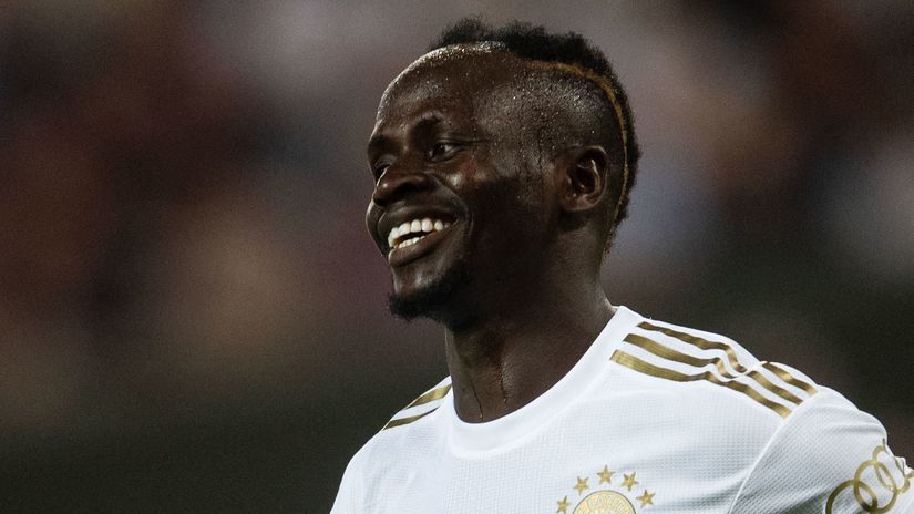 Sadio is built differently! Bayern star spent nearly two hours signing autographs and posing for selfies