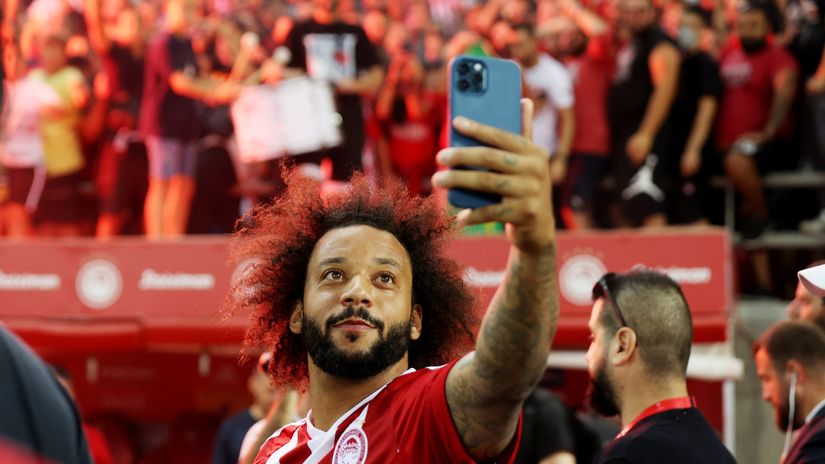 Marcelo takes a selfie in front of packed stands (©REUTERS/Louiza Vradi)