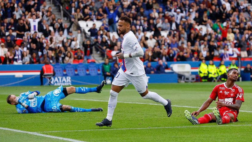 Neymar celebrates after scoring (© REUTERS/Christian Hartmann)