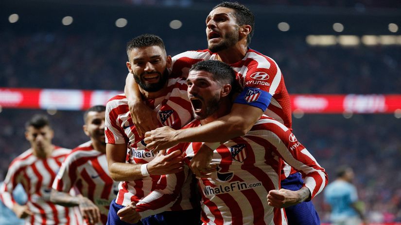 Atletico players in ecstatic celebration (©REUTERS/Susana Vera)