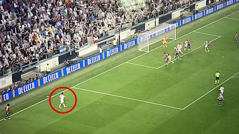 Antonio Canderva (in the red circle) appears to make Bonucci onside