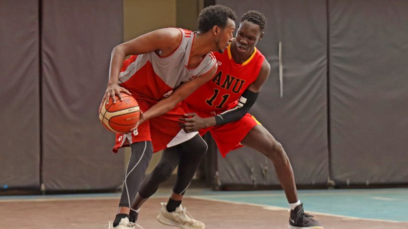 Faisal Aden shields the ball from Marial James © Mozzart Sport 