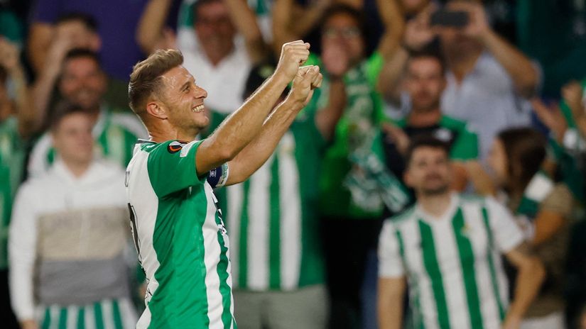 Joaquin celebrating in front of Bettis fans (©REUTERS/Marcelo Del Pozo)