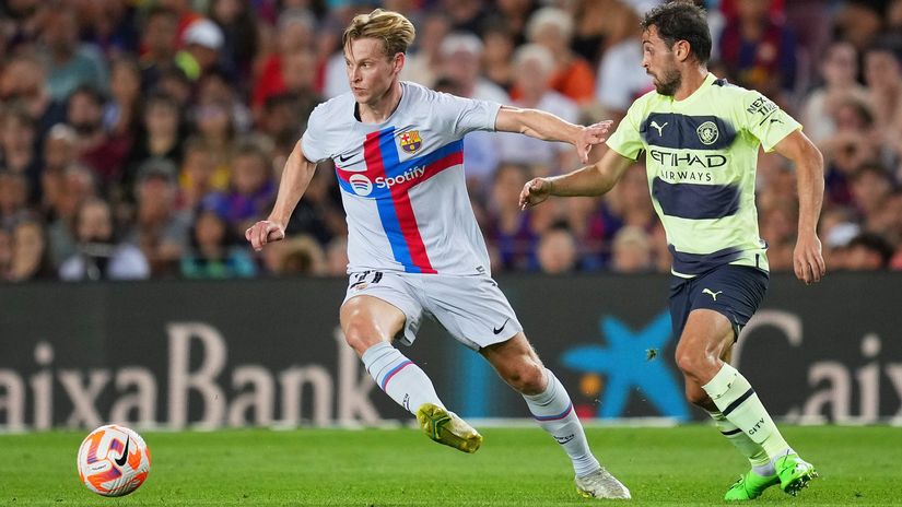 De Jong in action against Bernardo Silva of Manchester City (©Alex Caparros/Getty Images)
