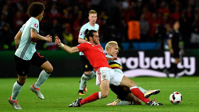 Bale fighting for the ball with Naingolan, Witsel and De Bruyne (©Stu Forster/Getty Images)