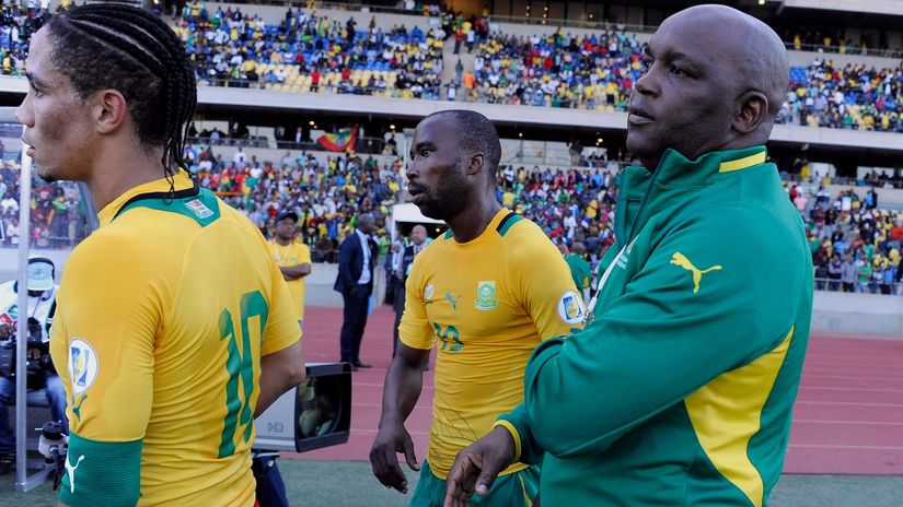 Pitso Mosimane with Steven Pienaar and Siyabonga Nomvete (©Lefty Shivambu/Gallo Images/Getty Images)