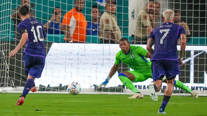 Messi scores his second goal of the match against Honduras (©Eric Espada/Getty Images)