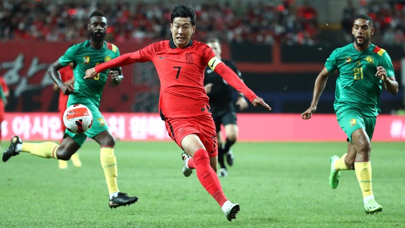 Son runs away from Cameroonian defenders (©Chung Sung-Jun/Getty Images)