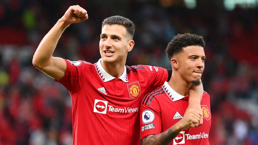 Diogo Dalot with his partner on the right, Jadon Sancho (©Getty Images)