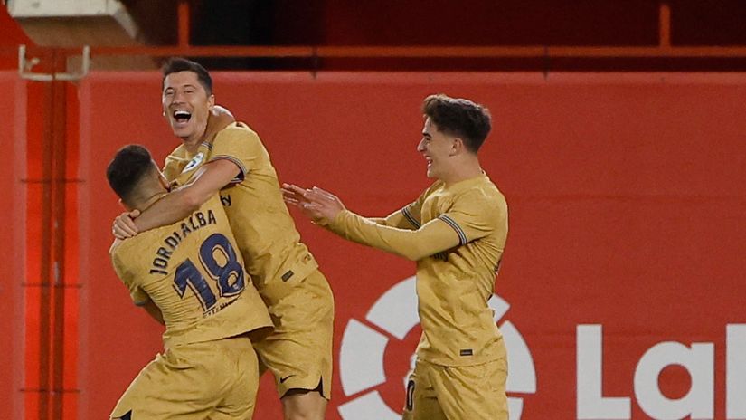 Lewa celebrating with Jordi Alba and Gavi (©Gallo Images)