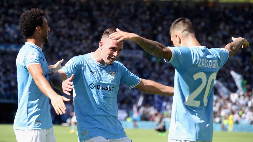 Sergej Milinkovic-Savic is congratulated by his teammates (©Getty Images)