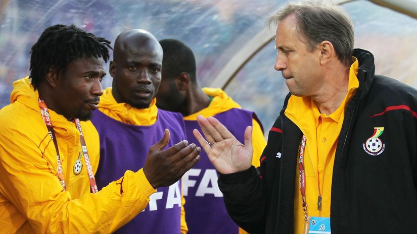 Rajevac with his players during the 2010 FIFA WC (©Christof Koepsel/Getty Images)